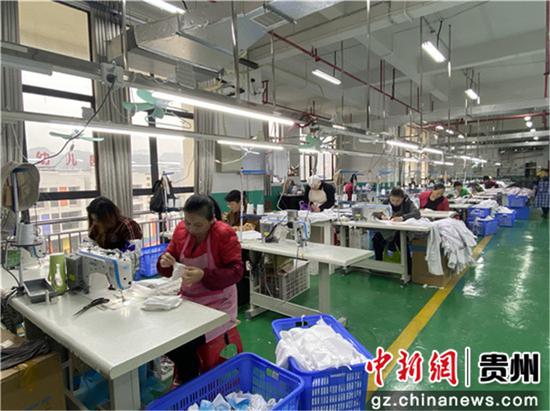 貴州銅仁萬(wàn)山 社區(qū) 扶貧微工廠(chǎng) 訂單趕制忙